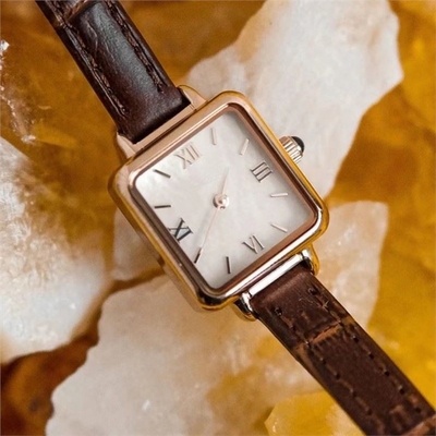 Pequeño reloj de cuero de Brown del color retro zurriagar el reloj cuadrado para mujer de la cara de la correa