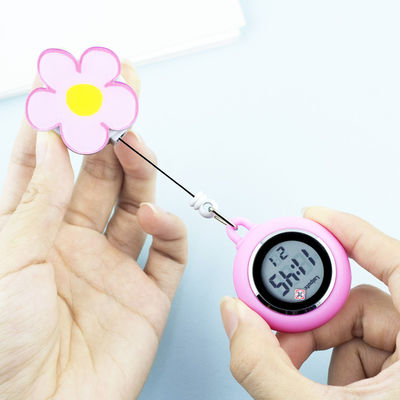 Las enfermeras impermeables toman el pelo la broche del reloj miran el ODM disponible