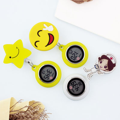 Las enfermeras impermeables toman el pelo la broche del reloj miran el ODM disponible