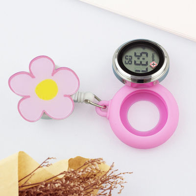 Las enfermeras impermeables toman el pelo la broche del reloj miran el ODM disponible