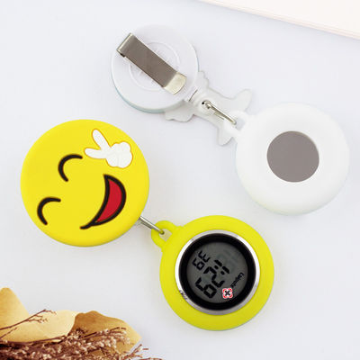 Las enfermeras impermeables toman el pelo la broche del reloj miran el ODM disponible