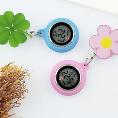 Las enfermeras impermeables toman el pelo la broche del reloj miran el ODM disponible