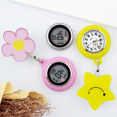 Las enfermeras impermeables toman el pelo la broche del reloj miran el ODM disponible