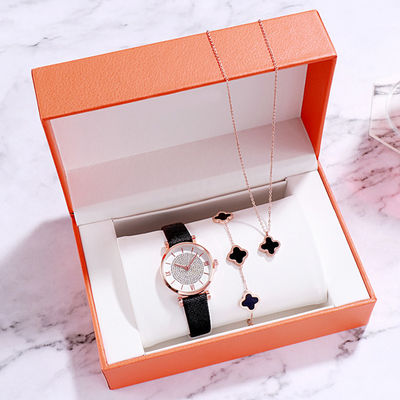 Las señoras Wearresistant miran el sistema Antiscratch de la caja de regalo electrochapado