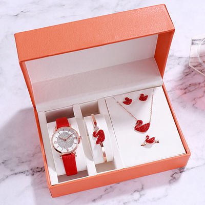 Las señoras Wearresistant miran el sistema Antiscratch de la caja de regalo electrochapado