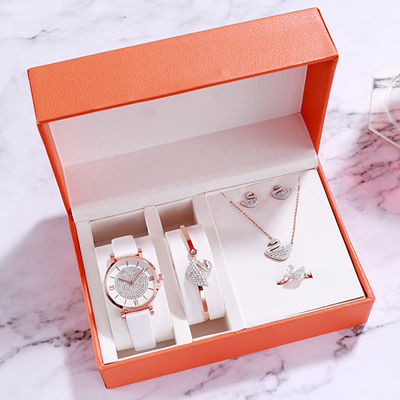 Las señoras Wearresistant miran el sistema Antiscratch de la caja de regalo electrochapado