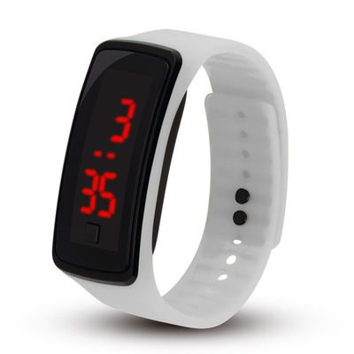 Los niños ligeros llevados de la pulsera miran el reloj de la pulsera de la goma de silicona