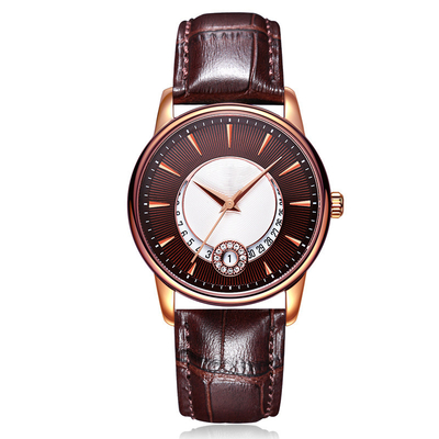 Las señoras cubren el reloj elegante del movimiento con cuero del cuarzo de la belleza