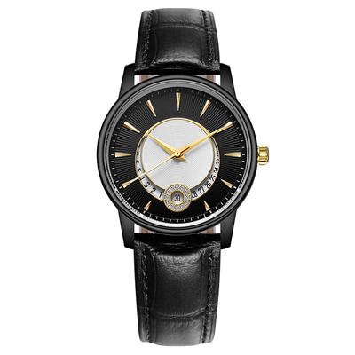 Las señoras cubren el reloj elegante del movimiento con cuero del cuarzo de la belleza