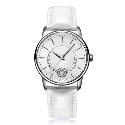 Las señoras cubren el reloj elegante del movimiento con cuero del cuarzo de la belleza