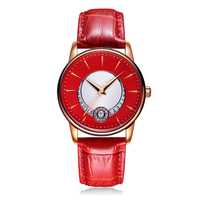 Las señoras cubren el reloj elegante del movimiento con cuero del cuarzo de la belleza