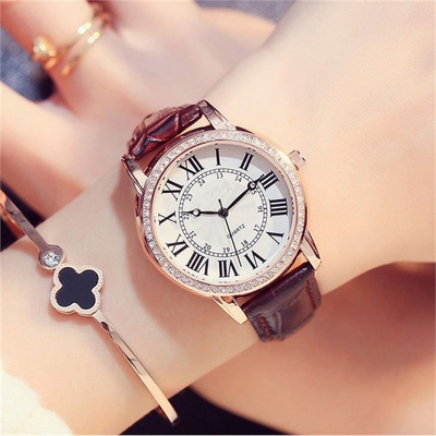 La PU cubre la batería Roman Scale Water Diamond de Diamond Quartz Watches con cuero 377