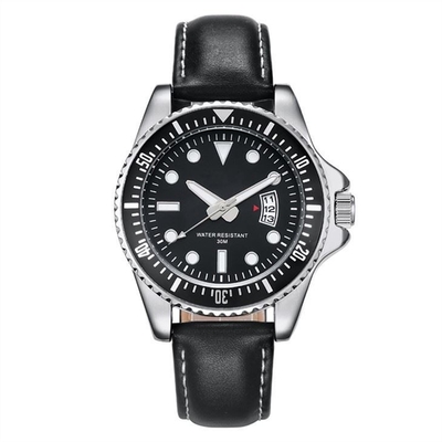 Los hombres cubren con cuero para atar con correa el reloj elegante del negocio de las manos simples mecánicas de los relojes