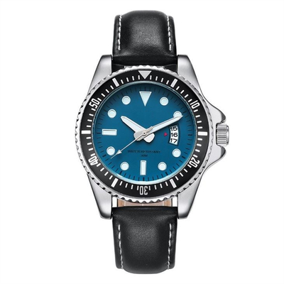 Los hombres cubren con cuero para atar con correa el reloj elegante del negocio de las manos simples mecánicas de los relojes