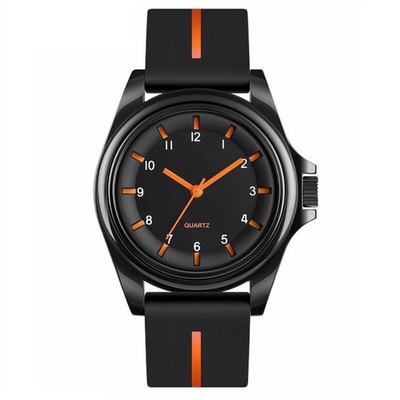 Las señoras de la correa del silicón miran la banda del silicón del reloj de Digitaces de la banda del silicón para el reloj